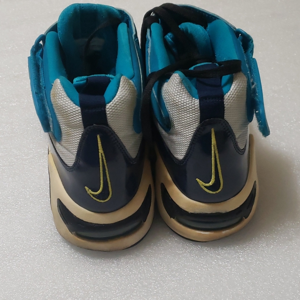 NIKE - Picture 4 of 16